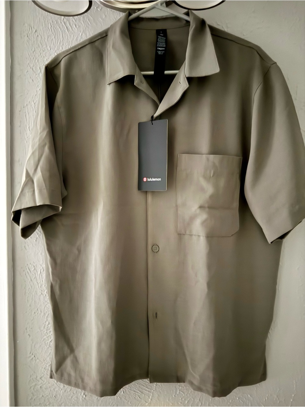 lululemon athletica Men's Short Sleeve Shirt in Taupe